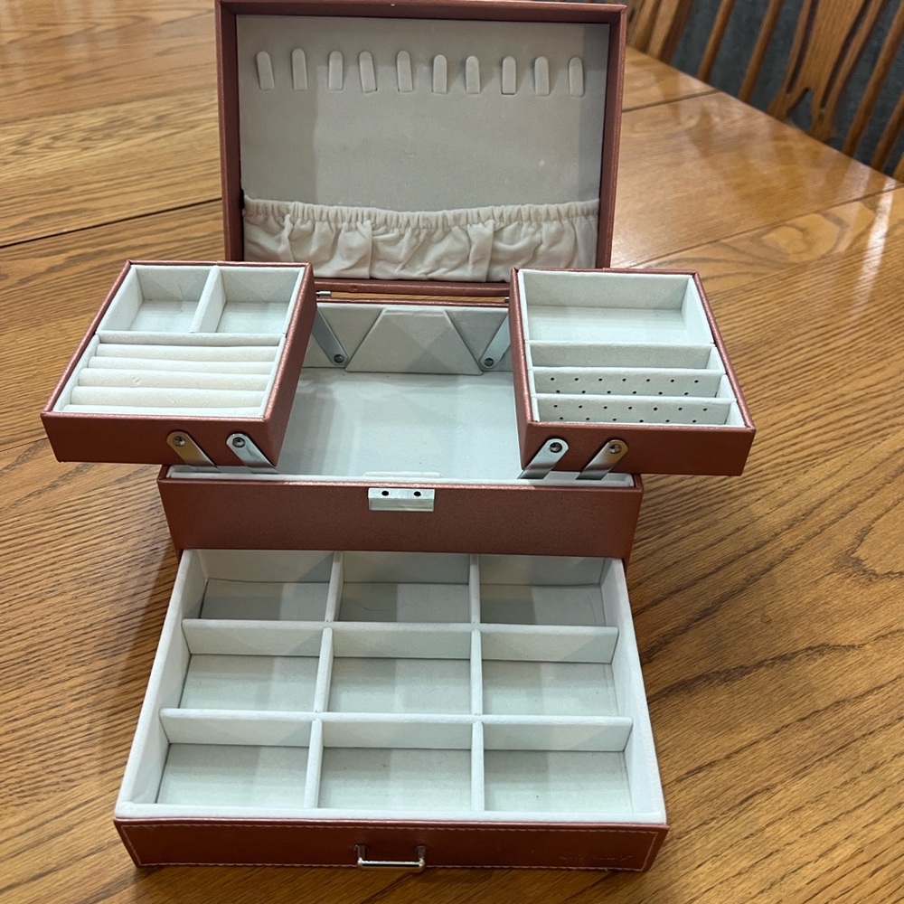 Elegant Rose Gold Jewelry Organizer